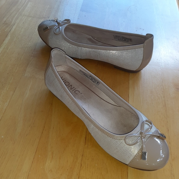Vionic Minna flats- 6.5 Wide- Like New- $70 - Picture 4 of 5